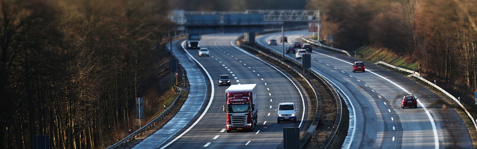 Bezpieczna jazda na autostradzie: Praktyczne wskazówki dla początkujących kierowców.